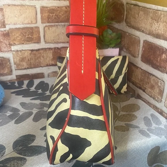 Dooney & Bourke Black & Cream Zebra Print Shoulder Bag with wallet & coin pouch - Picture 7 of 11